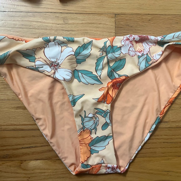 Cupshe bikini with reversible bottoms - Picture 4 of 6